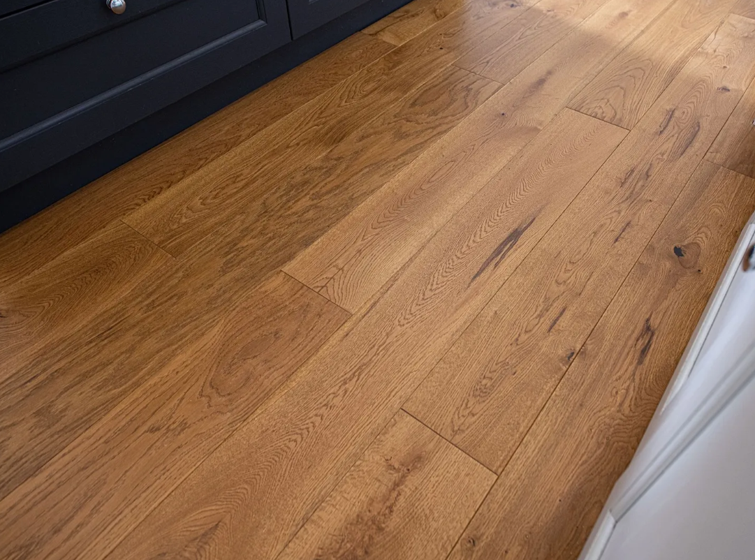 Knightsbridge 190mm Golden Handscraped Lacquered Straight Engineered